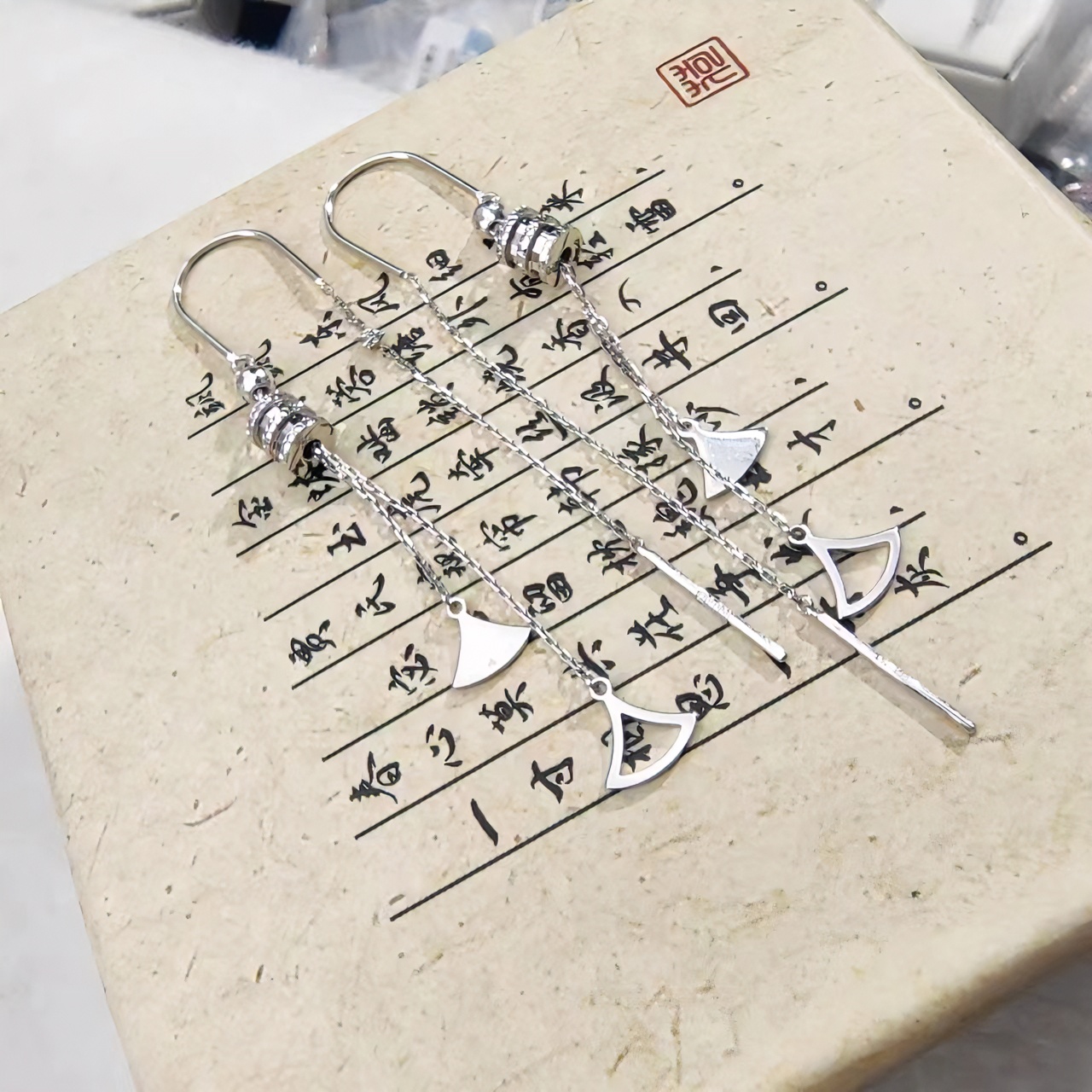 PT950铂金耳线 小蛮腰杏叶铂金防丢耳线    4.21g
