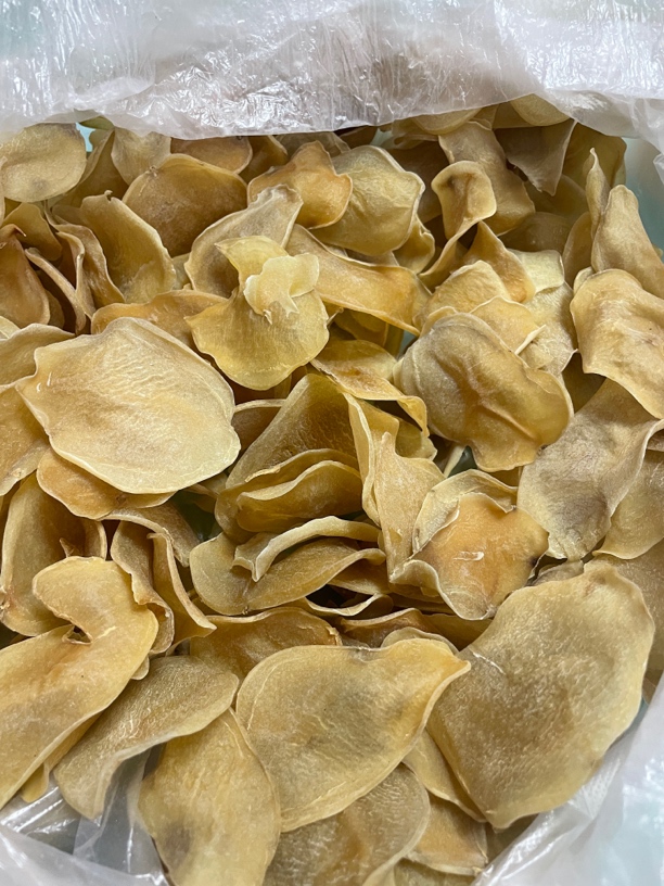 农户晒干土豆片.