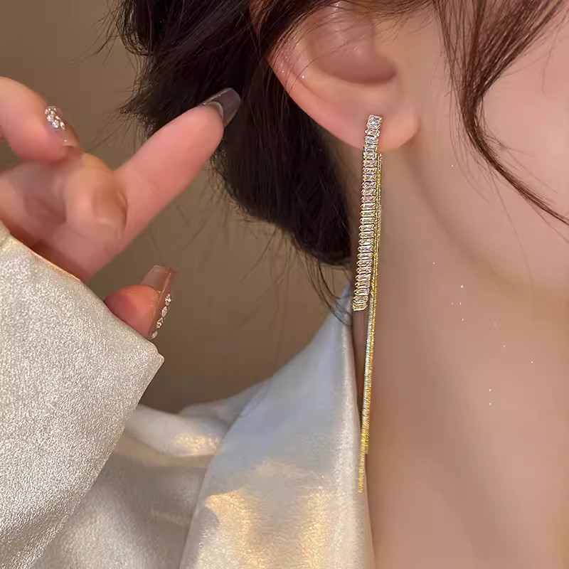 铜合金合成锆石耳饰 气质长款流苏耳环女轻奢新款精致简约耳坠
