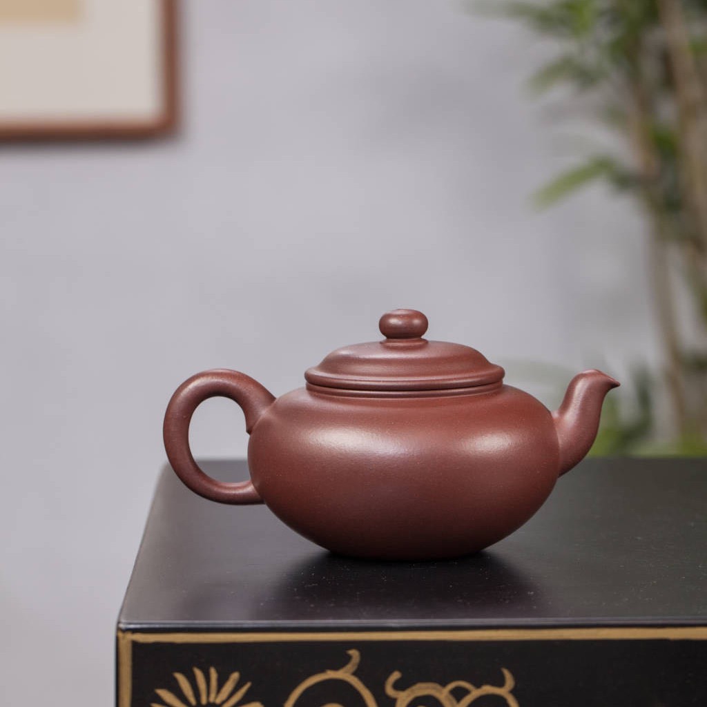 扁樱壶，精心制作，线条优美 泥料：原矿底槽青， 容量：240ml左右