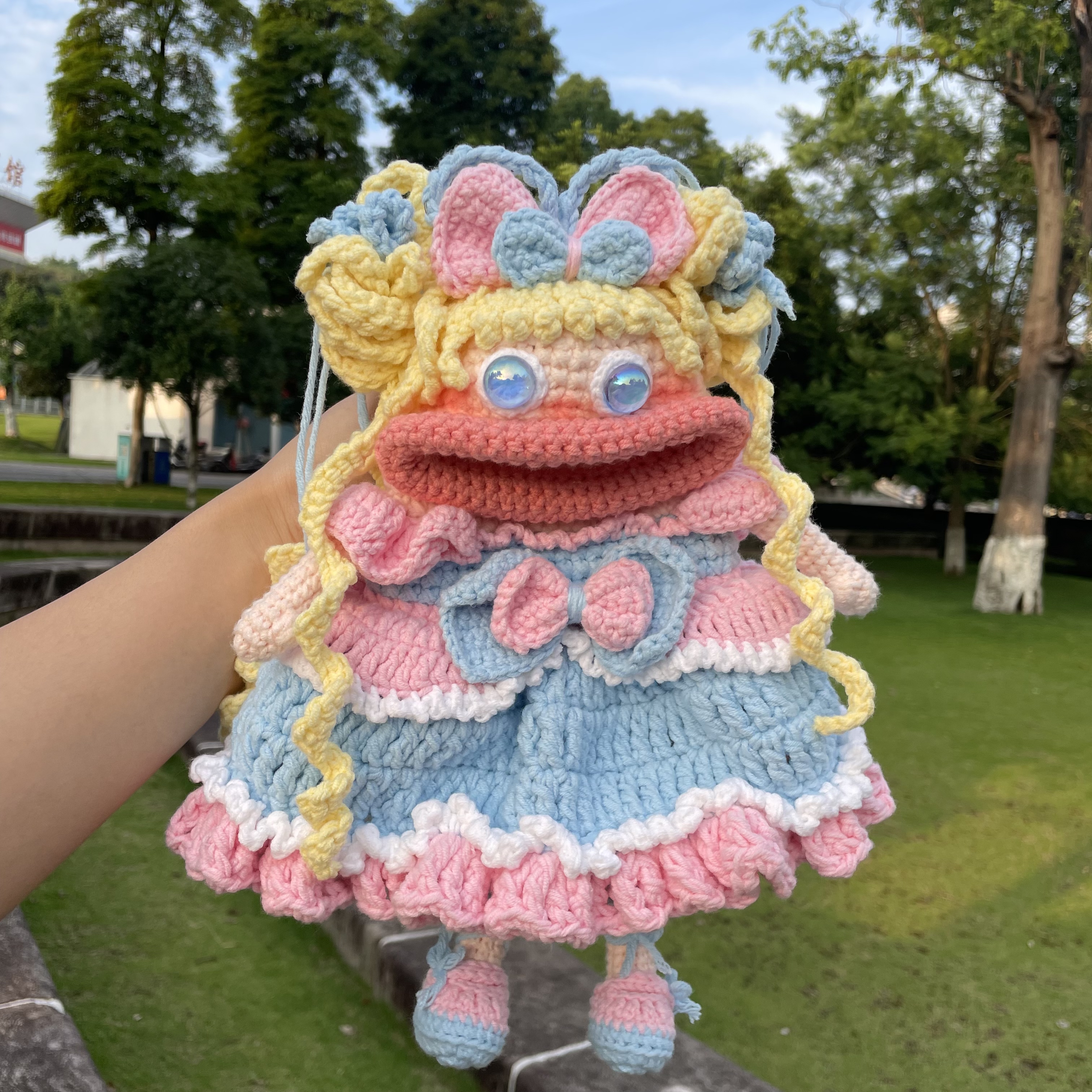 手工钩针毛线编织DIY大嘴怪香肠嘴手机包蝴蝶结雪妃尔粉蓝材料包