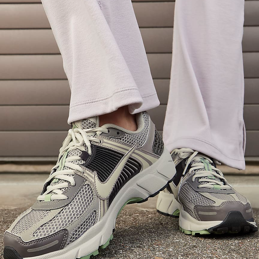 NIKE/耐克 Zoom vomero 5 舒适百搭防滑耐磨跑步鞋女款FB8825001