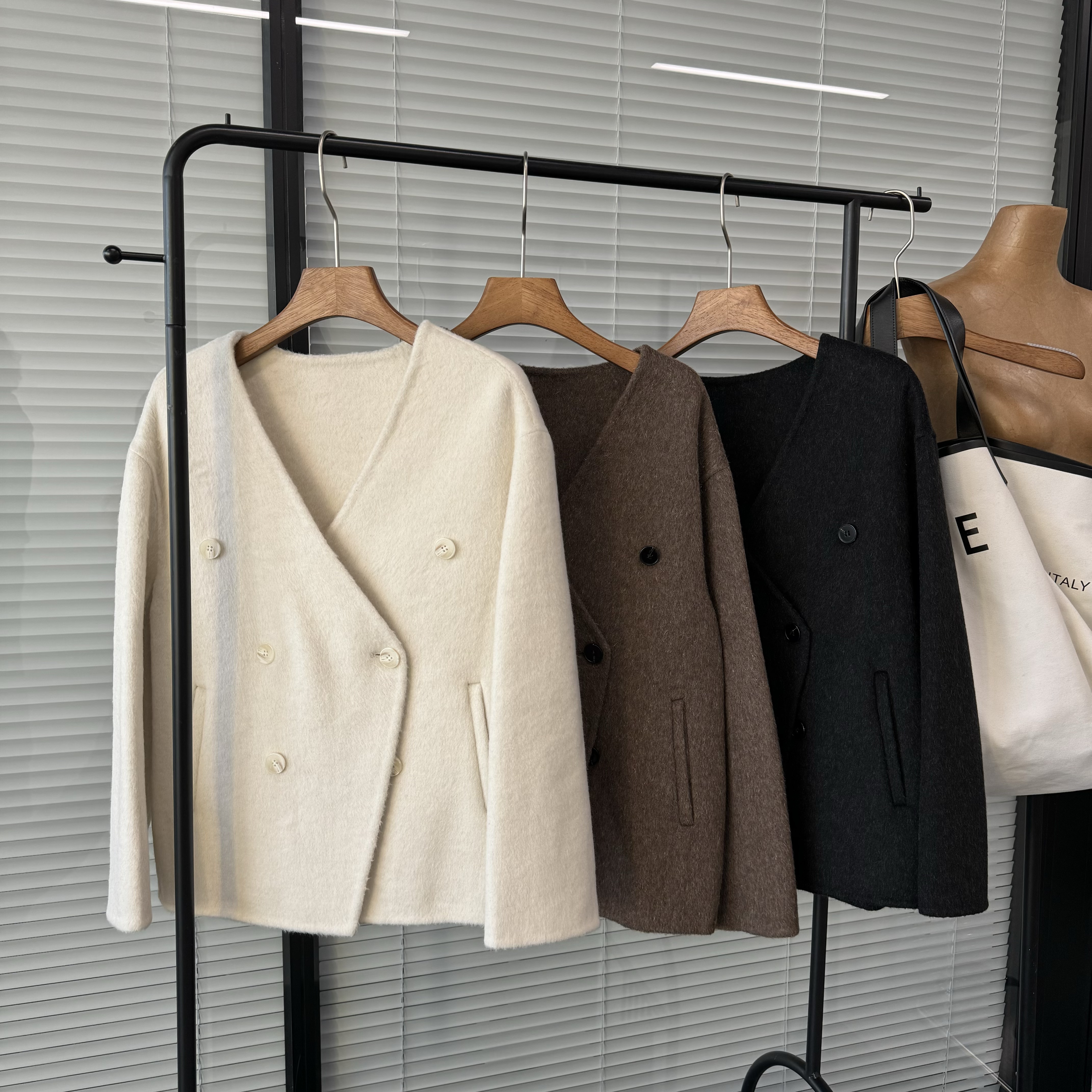 24024秋冬高端小香风V领大衣气质宽松双排扣呢子外套短款