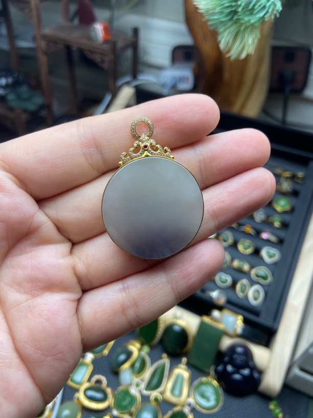 和田玉18k金镶嵌烟紫俏色圆牌（高42.宽31.厚5。总重12.57）