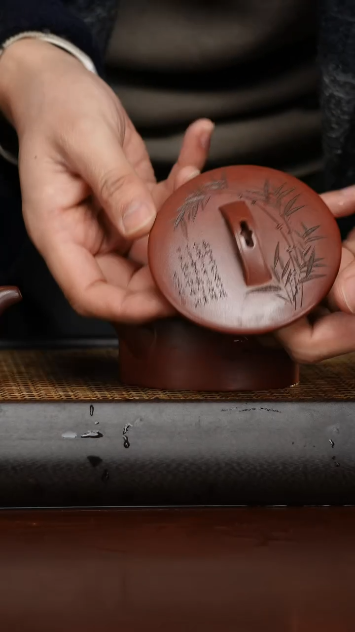 【闪购商品】紫砂茶壶红皮龙竹刻汉瓦——GP20