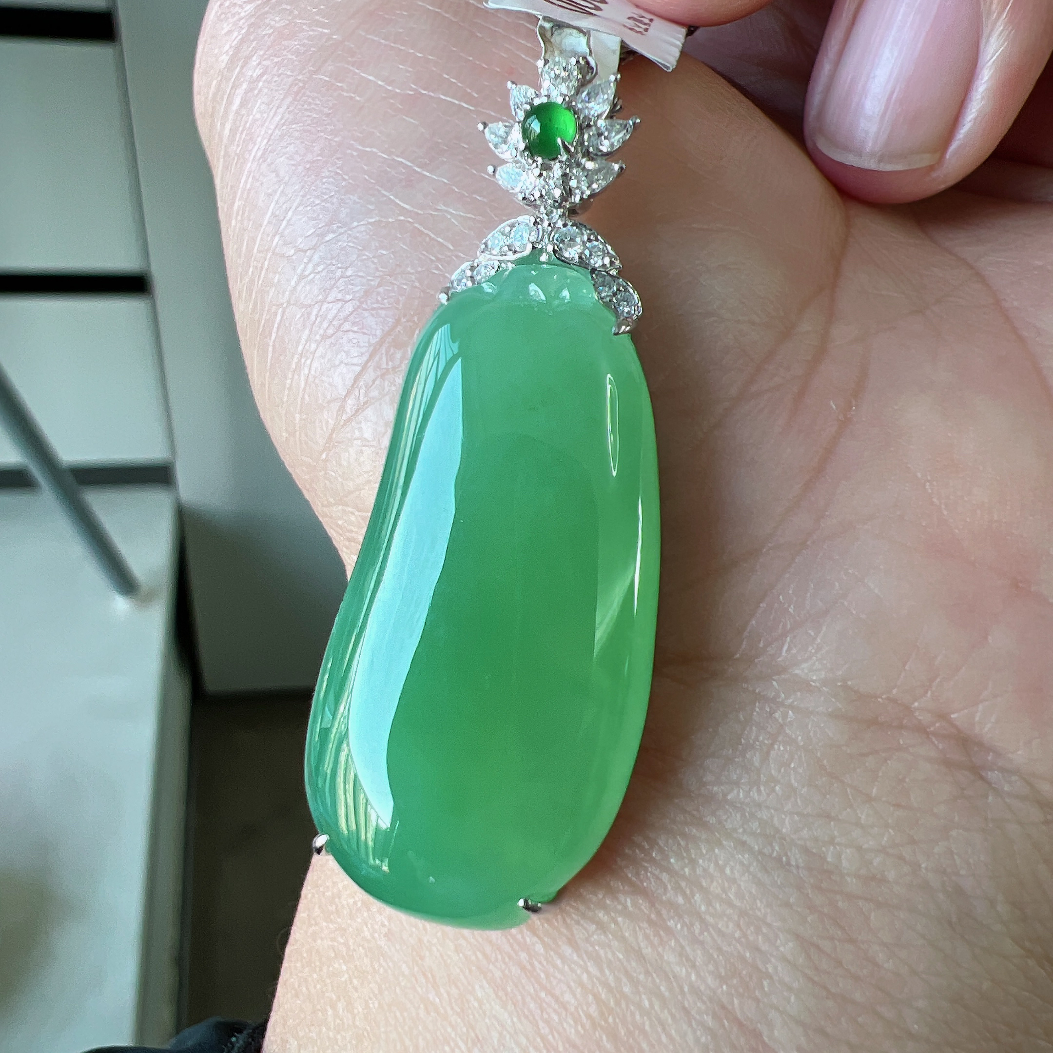 自然光实拍缅甸天然A货翡翠冰种满绿福瓜吊坠45.6×17.3×8.1mm