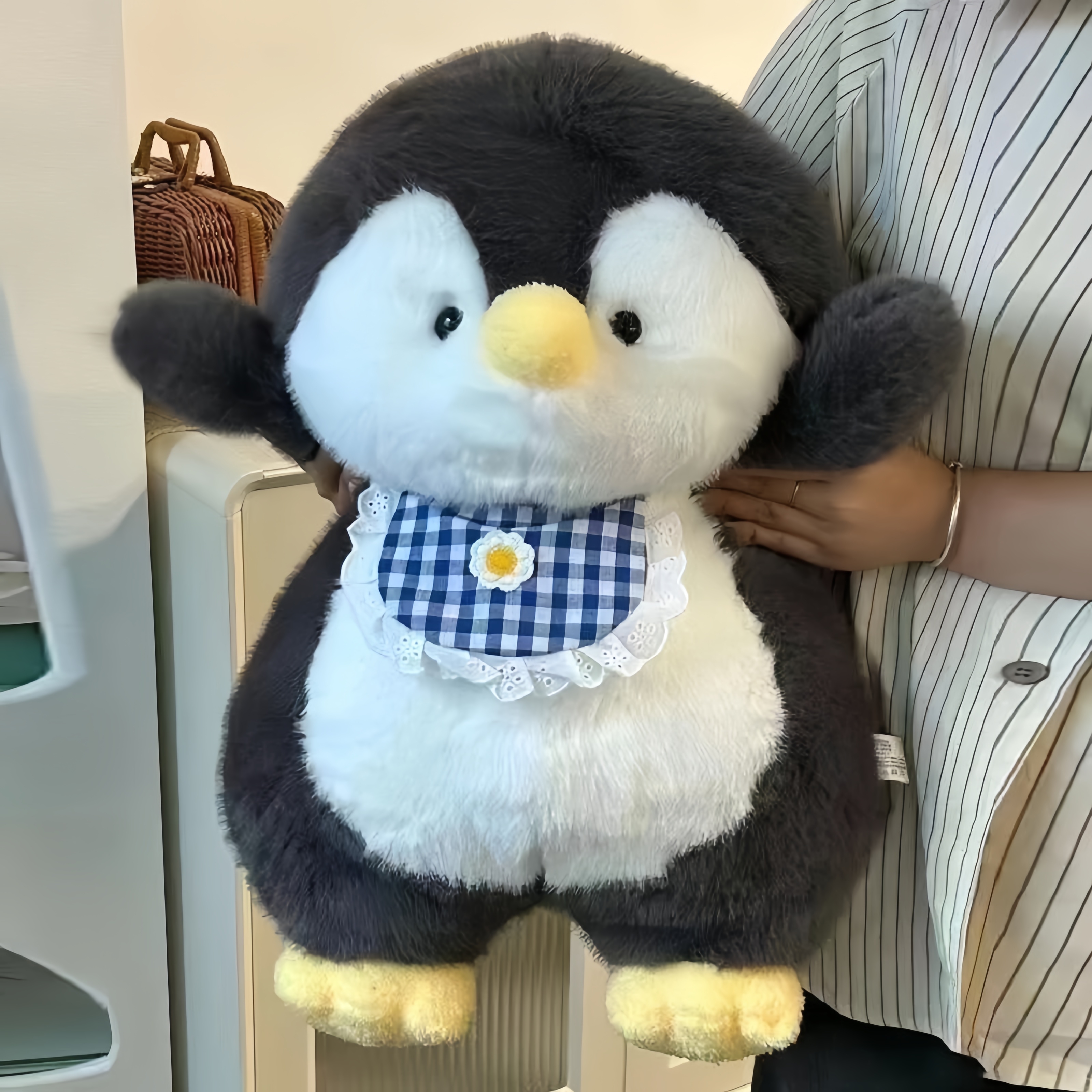 可爱肚兜企鹅宝宝毛绒玩具公仔睡觉抱枕小孩女生礼物玩偶娃娃送礼