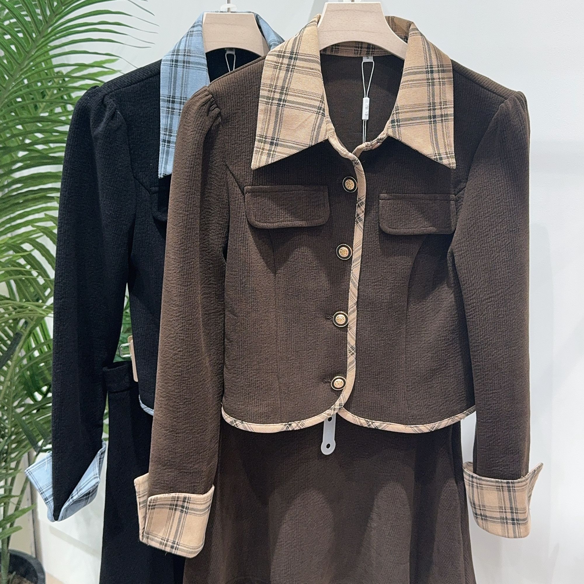 时尚减龄套装  衬衫领上衣＋A字短裙