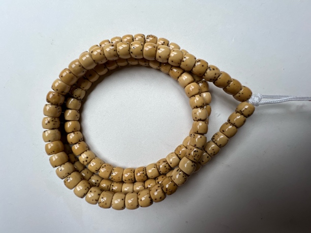 星月菩提，原生态顺白料，尺寸6.8mm×5.8mm，114粒。