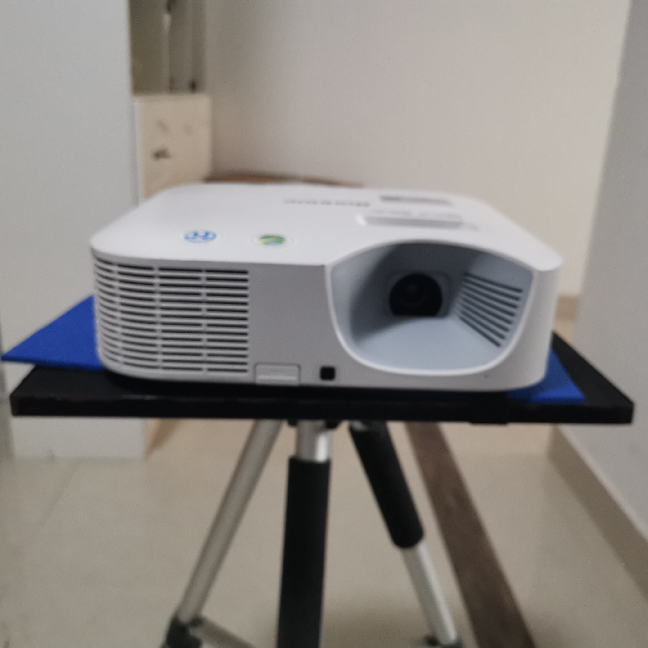 激光长焦投影仪 1024X768分辨率  3300流明 