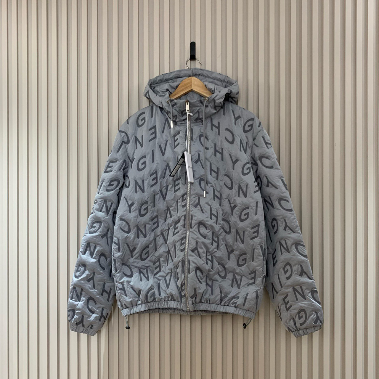 Givenchy 灰色浮雕字母满logo夹克棉服/46码/全新原吊/13940