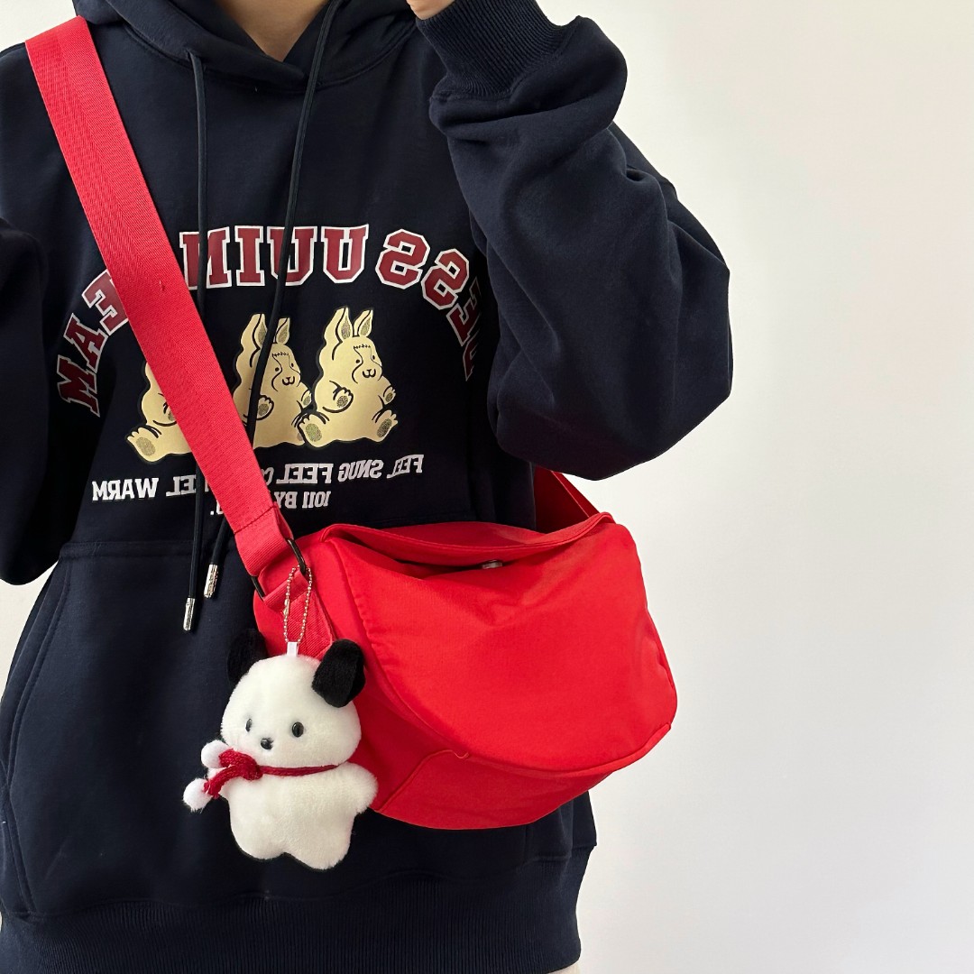 今年流行小包女2025新款潮红色斜挎包女休闲运动单肩背百搭饺子包