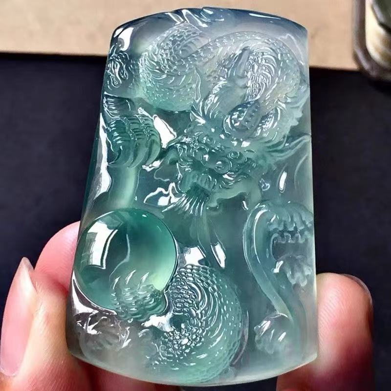 翡翠雕刻龙牌吊坠