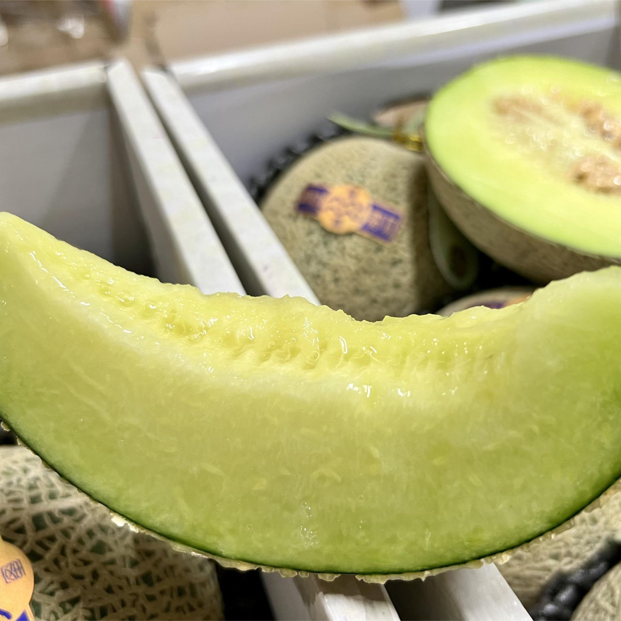 醇醚网纹瓜  口感软绵 香甜 汁水多  很好吃 净重6斤多