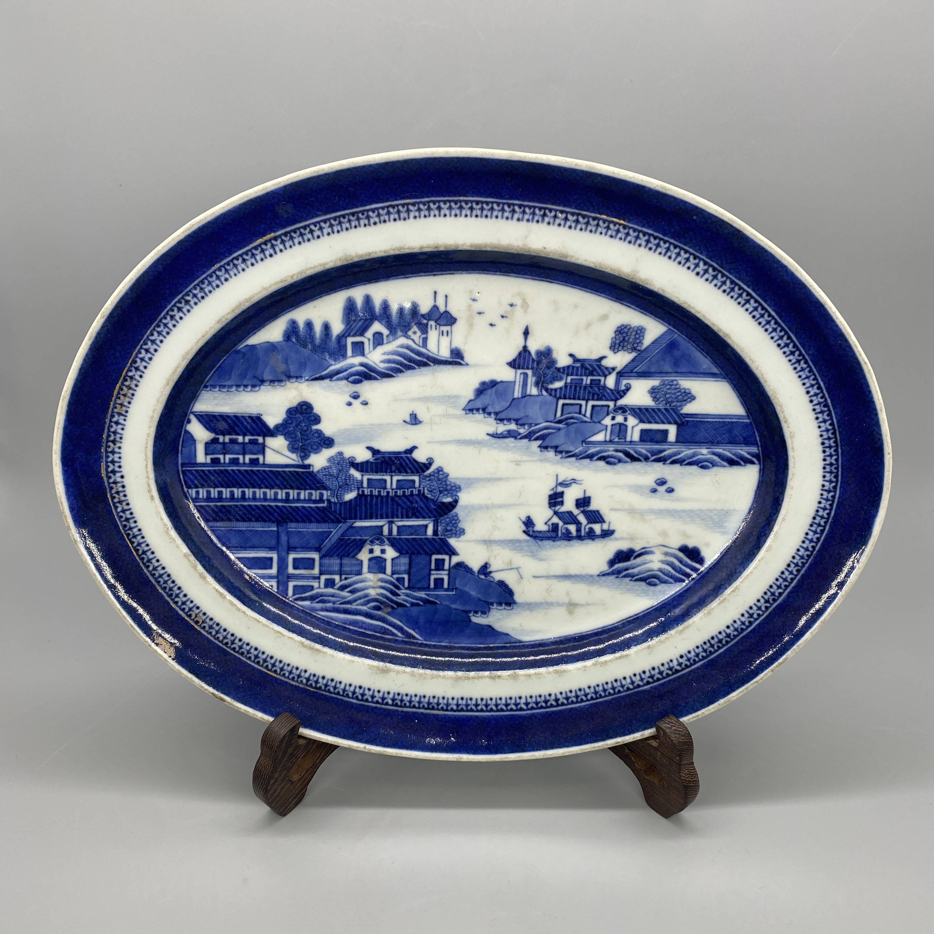 42411083*清乾隆青花山水纹椭圆盘/瓷器四/江苏省文物总店