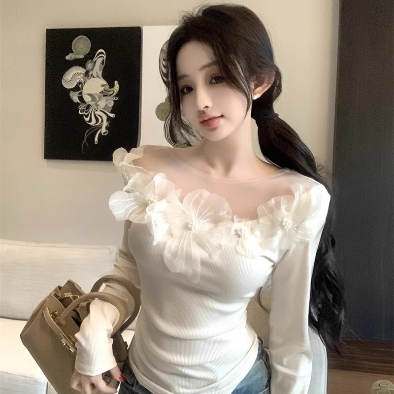 辣妹纯欲气质珍珠花朵拼接网纱早秋新款小众设计感短款内搭上衣女