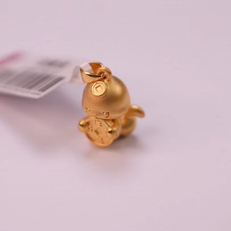 【卓尔珠宝】足金999蛇宝宝抱钱币吊坠 丨2.09丨2406270122