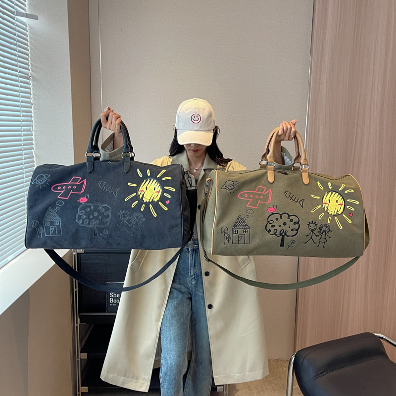 韩版潮流卡通旅行袋时尚便携健身包休闲百搭行李包单肩斜跨个性包
