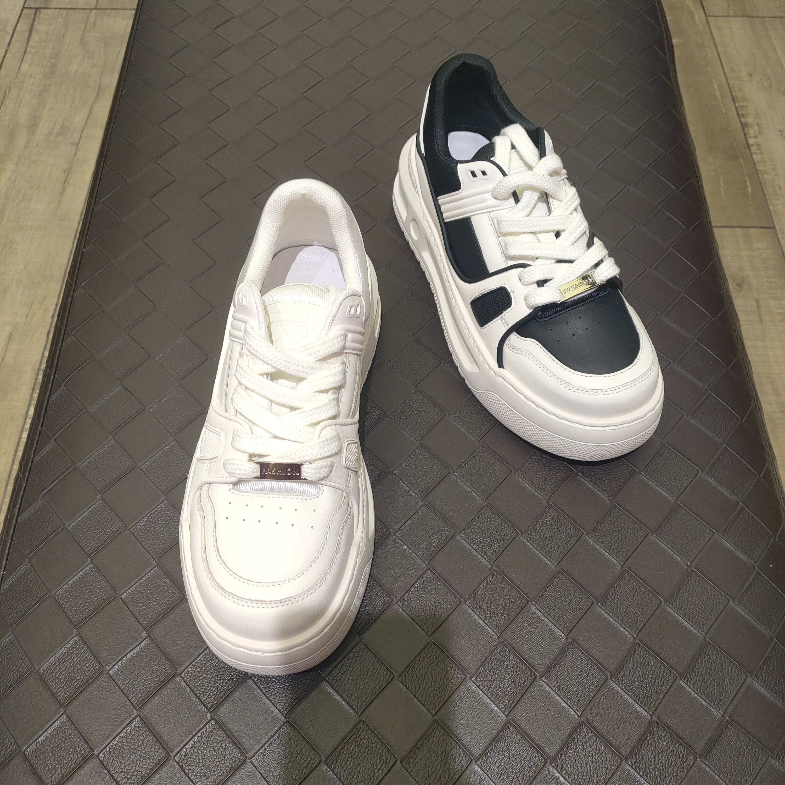 波斐a584-579秋季新款爆款时尚熊猫白情侣滑板鞋