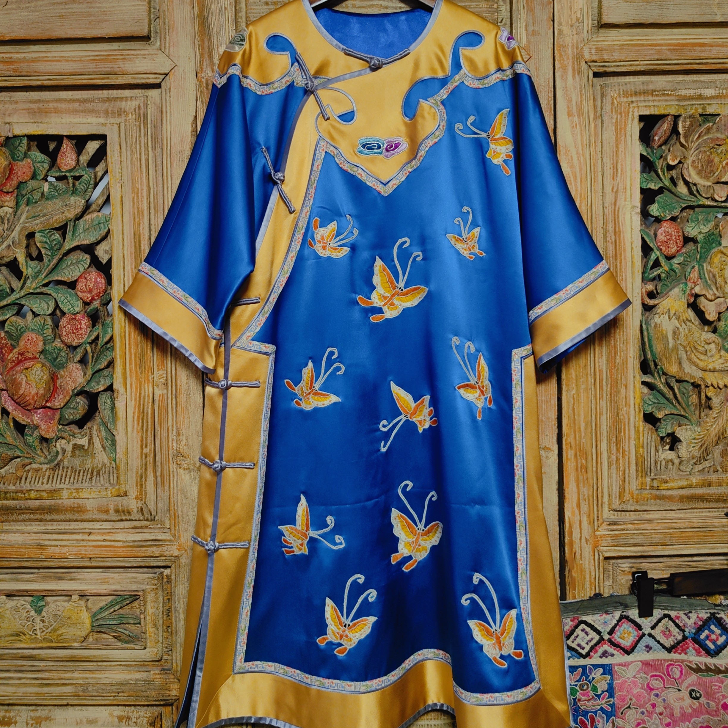 美旦老绣。清期复刻手工老绣如意云肩蝴蝶连衣裙中长款蓝金撞色