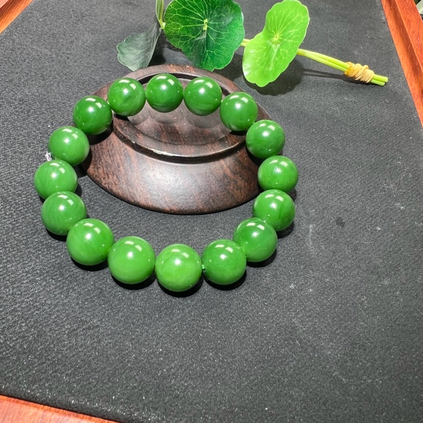 俄罗斯碧玉七号坑果绿色手串，12.8m左右无黑点