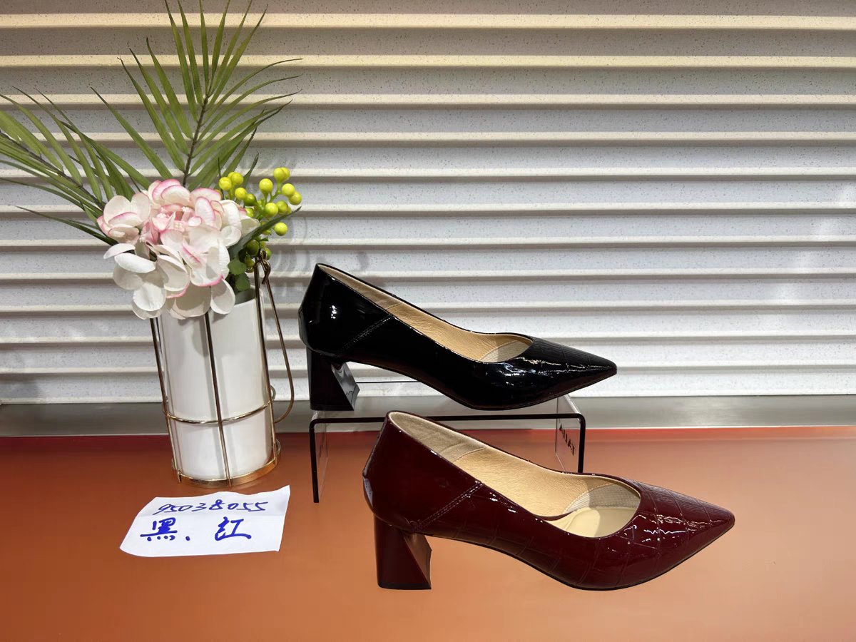 纯色名媛中跟粗跟尖头牛漆皮浅口单鞋女鞋