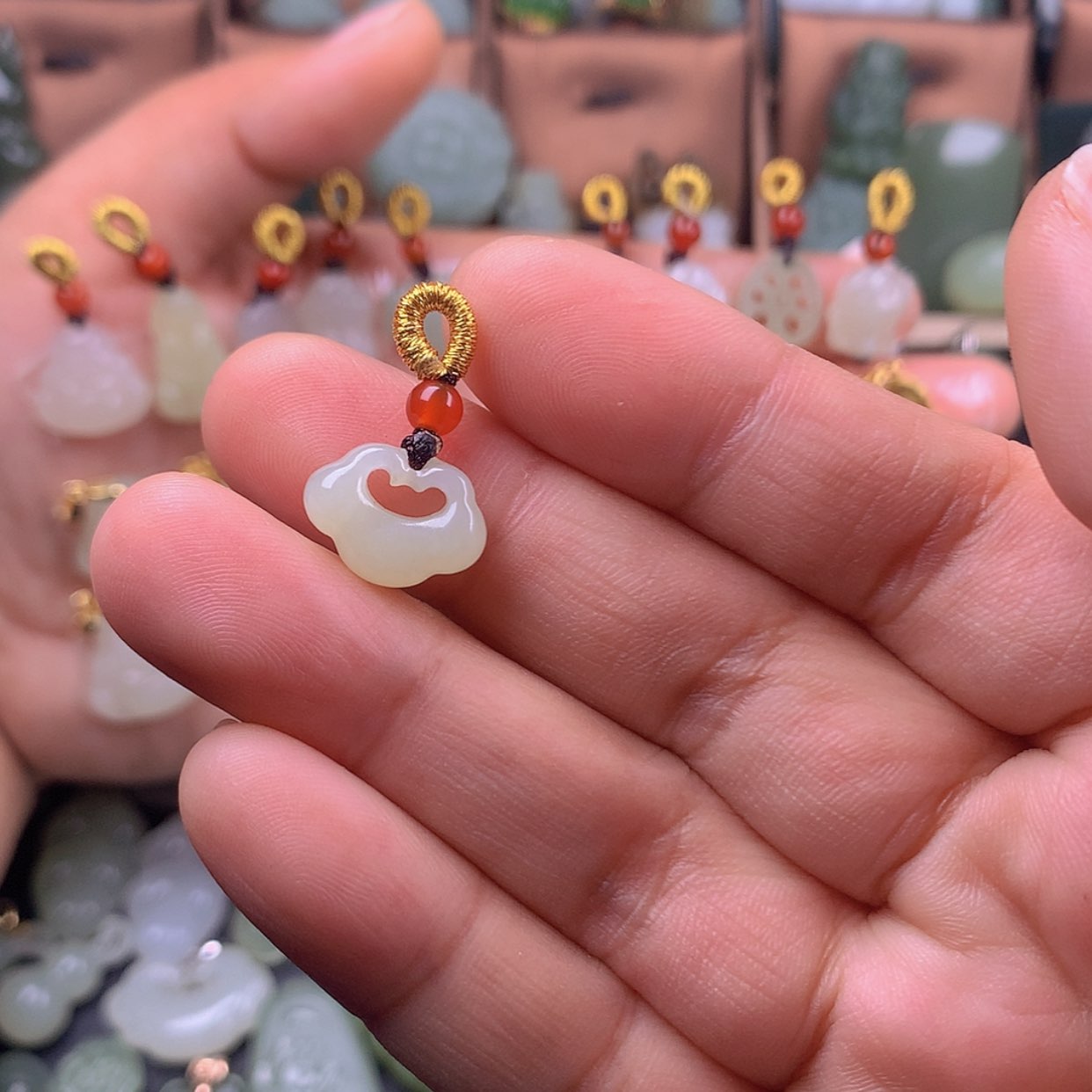 【闪购商品】和田玉吊坠(赠链)未镶嵌