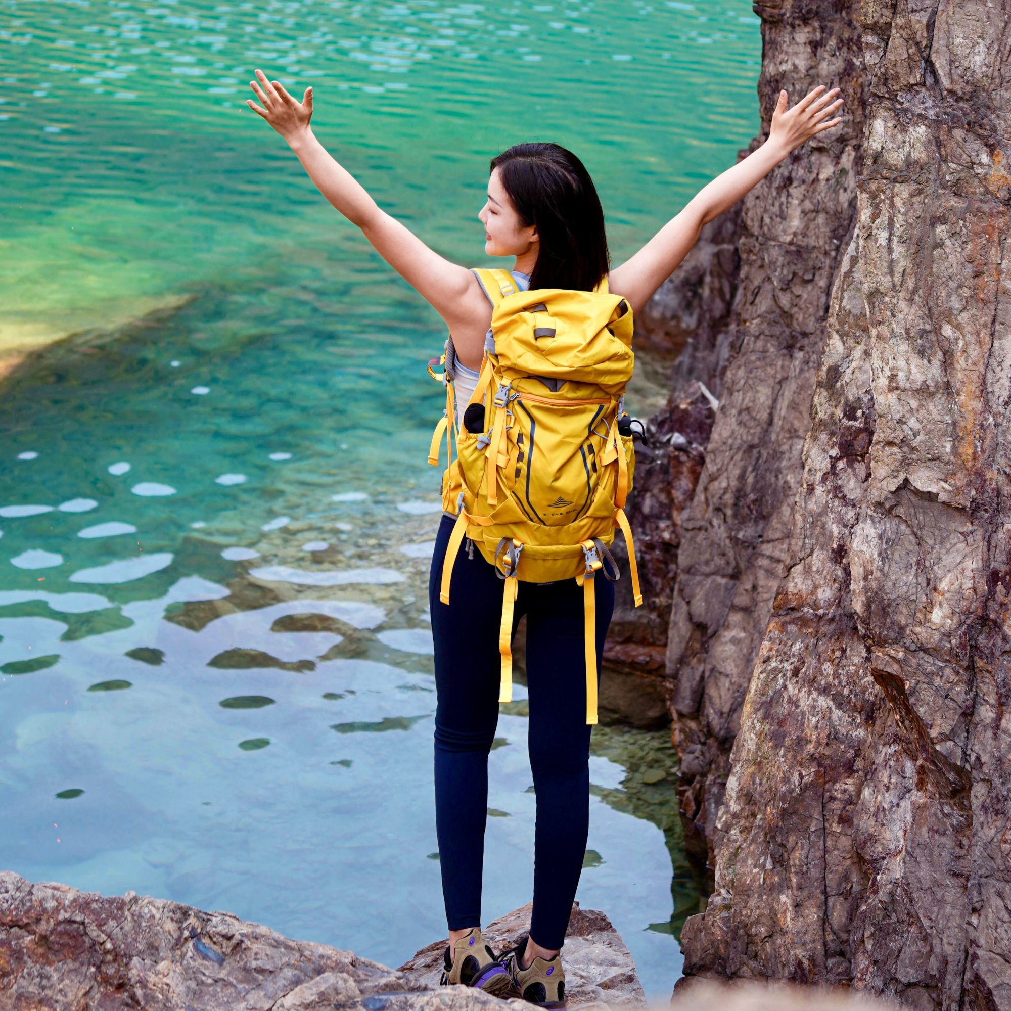 Aione/艾王户外专业超轻背负登山包徒步旅行双肩包35+5升40男女款