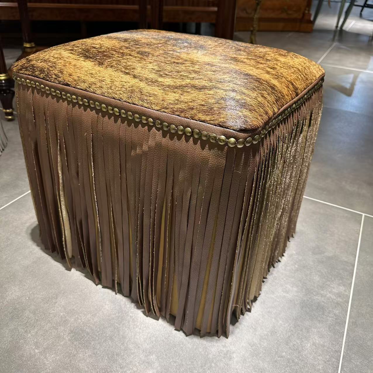 【欧美外单】 实木+牛皮 流苏皮墩 38*45*40轻奢时尚方形皮艺咖色