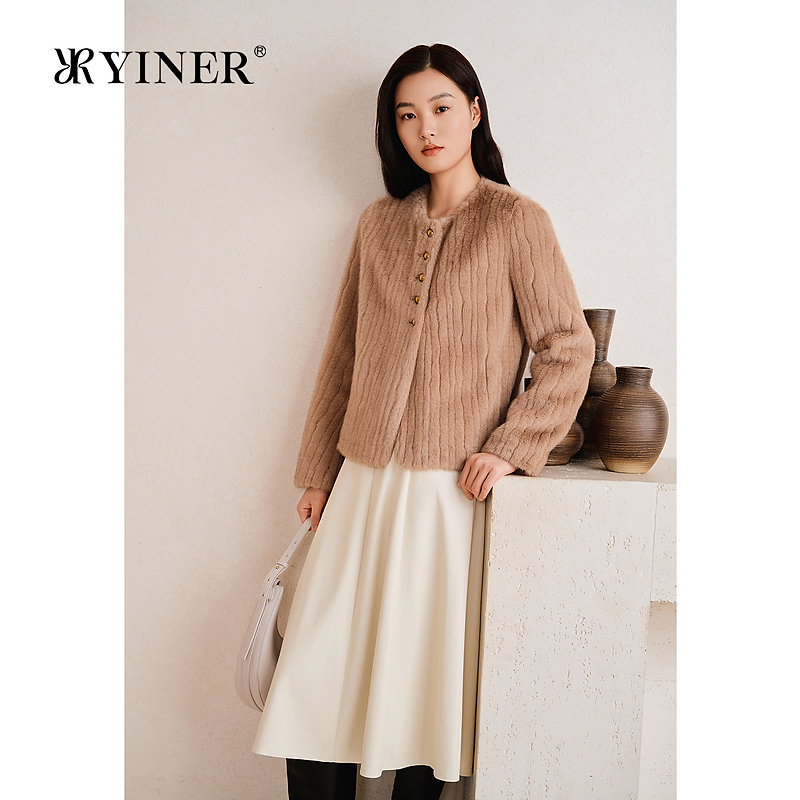 YINER音儿专选2025春季新款法式圆领金属扣饰保暖仿皮草外套