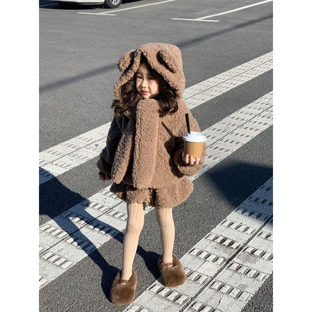 韩国童装女童秋冬奶咖软萌毛绒小熊自带围脖保暖外套花苞短裤套装