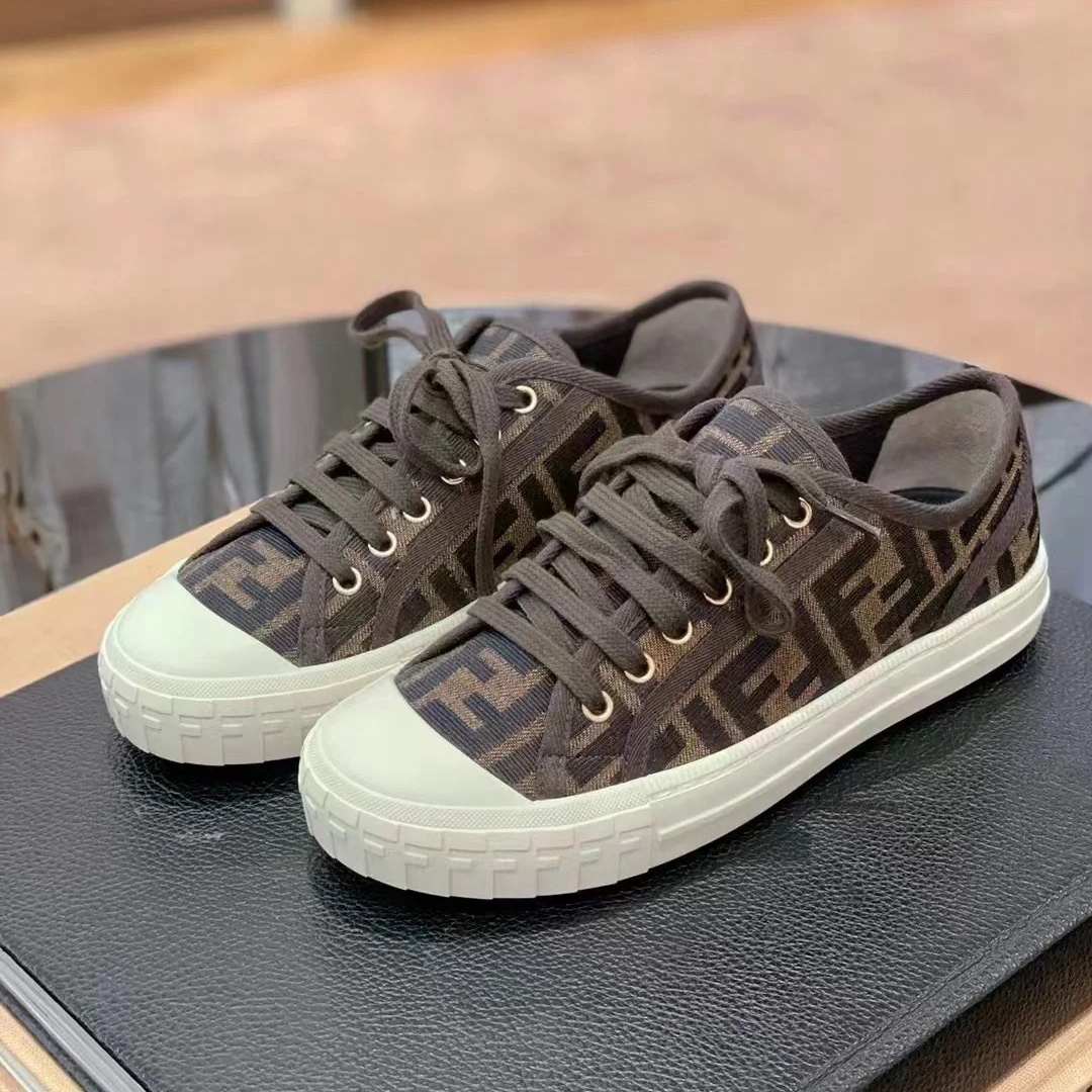 全新未使用 FENDI/芬迪 经典FF字母老花帆布鞋/男女同款复古板鞋/