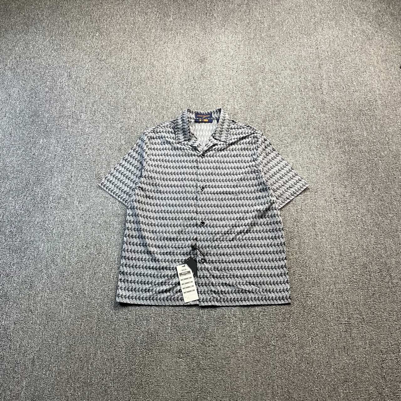 （jp）Louis Vuitton x NBA 联名 满印logo男短袖衬衫 L码/98新