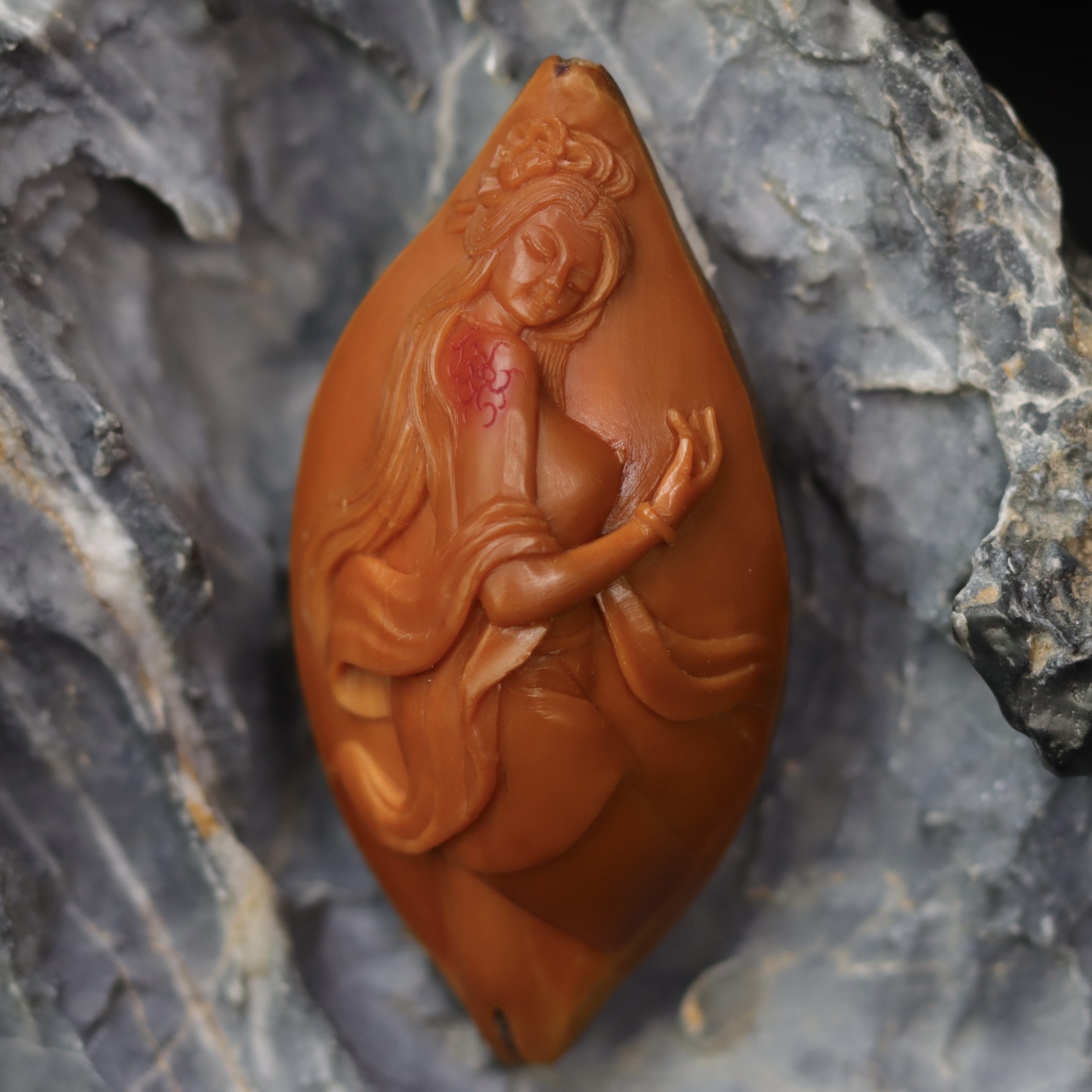 【美女】2.25*4.5 苏工精品橄榄核雕刻红润易盘玩单籽摆件吊坠