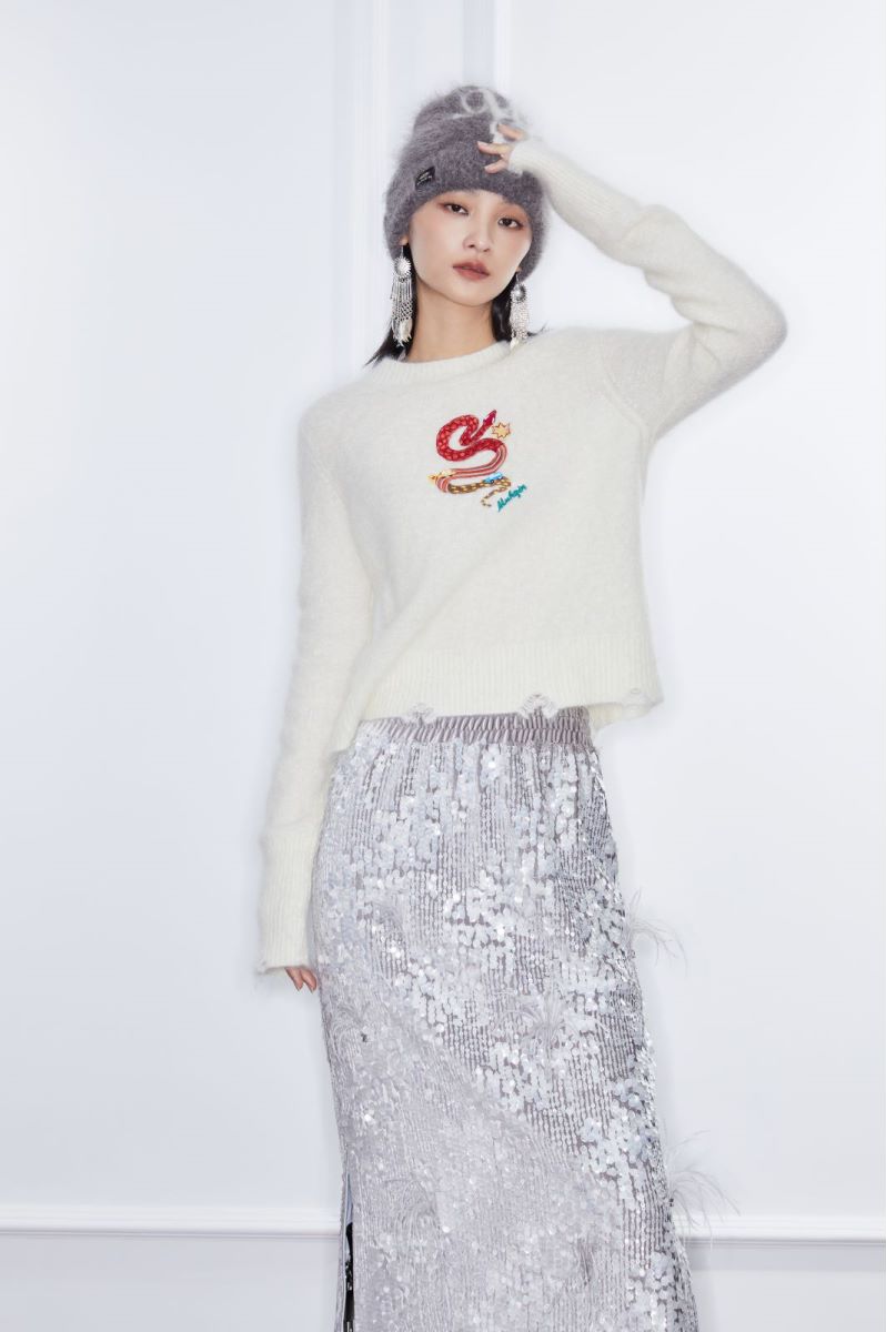 【济州岛】mukzin/密扇 胸前刺绣磨边设计感短款套头毛衣
