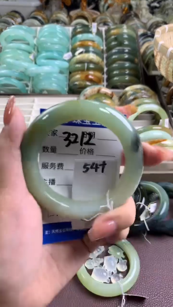 【闪购商品】蛇纹石玉手镯未镶嵌3212