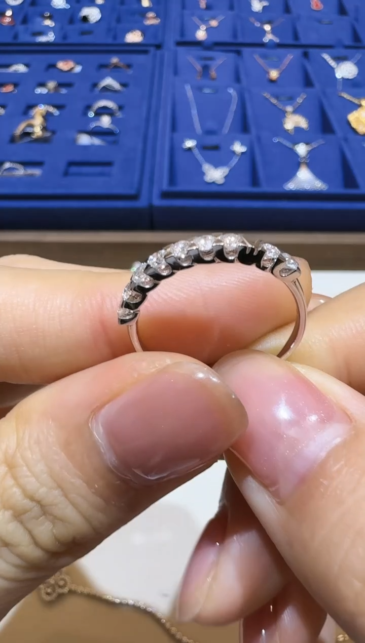 【闪购商品】钻石戒指18K金镶嵌小v戒指tg