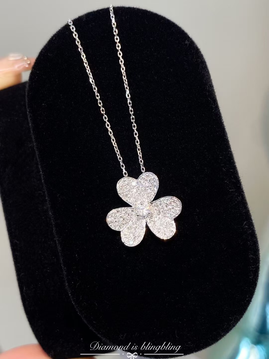 18k金镶嵌钻石50分三叶花花满钻一体套链XNF