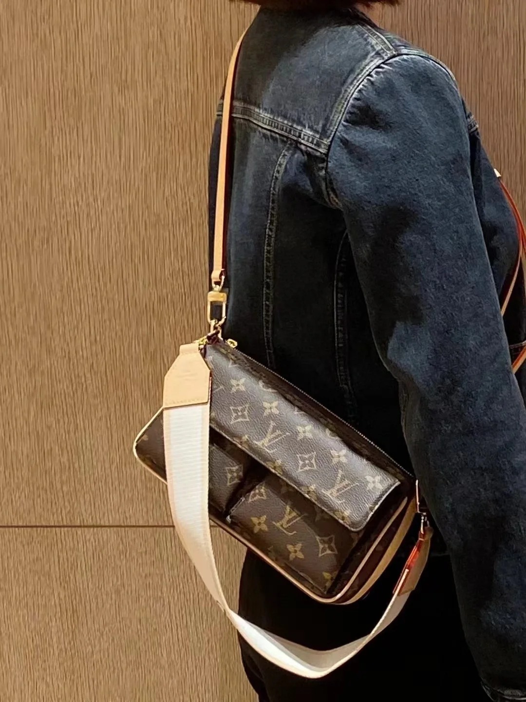 95新 LouisVuitton/路易威登 lv 新款骆驼斜跨包/公价无/甄选