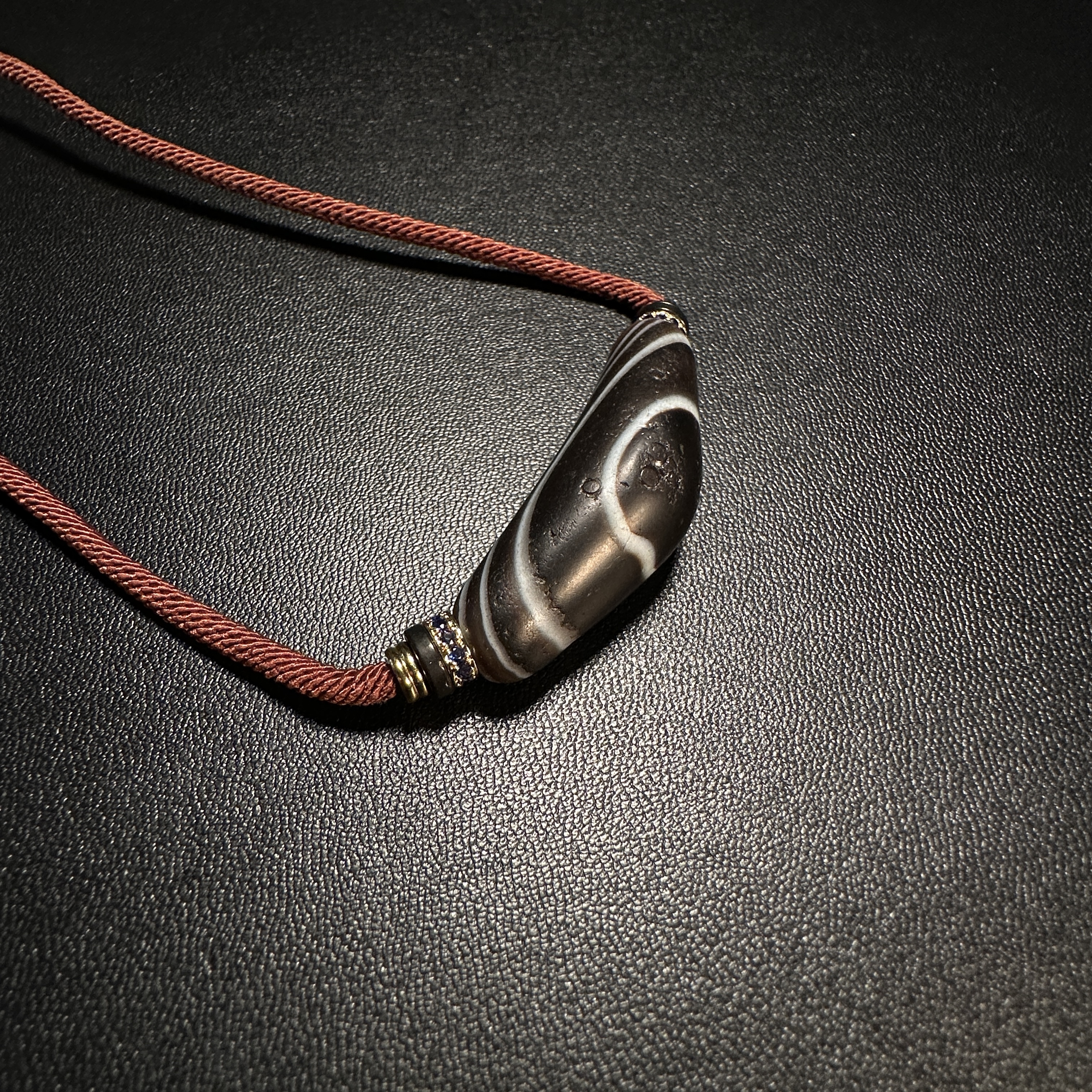 19世纪牛角型带眼玛瑙挂件333-571