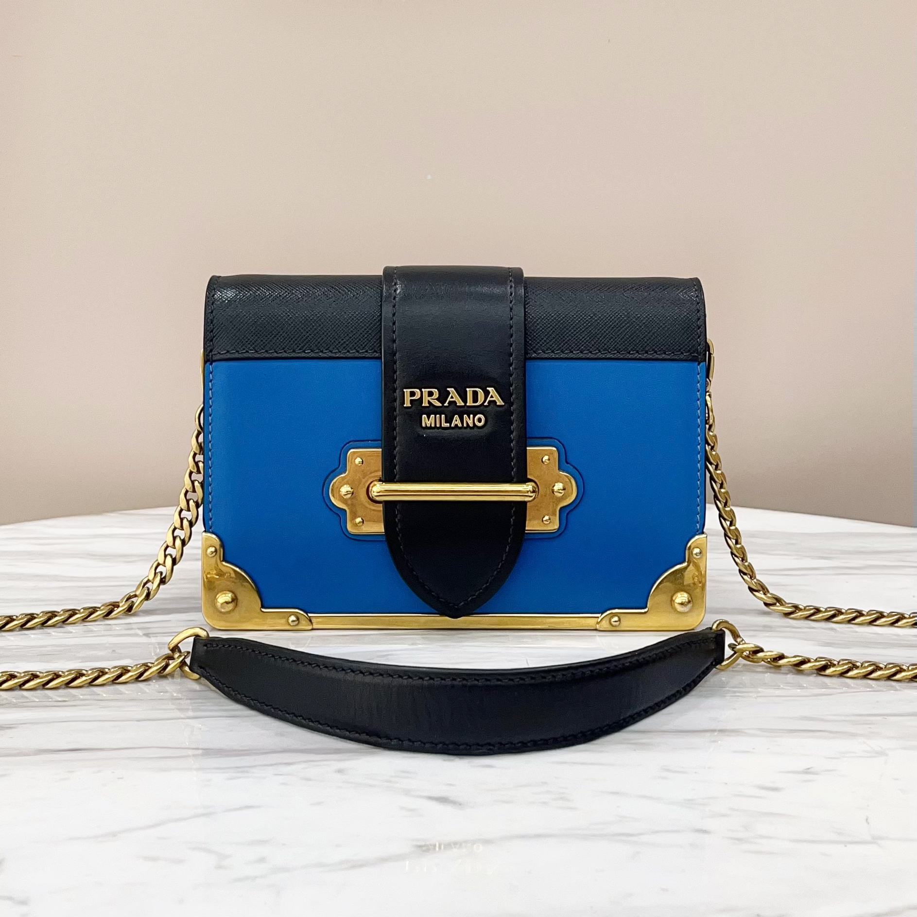 99新 Prada/普拉达 蓝拼黑宫廷链条包98新 尺寸18*12 