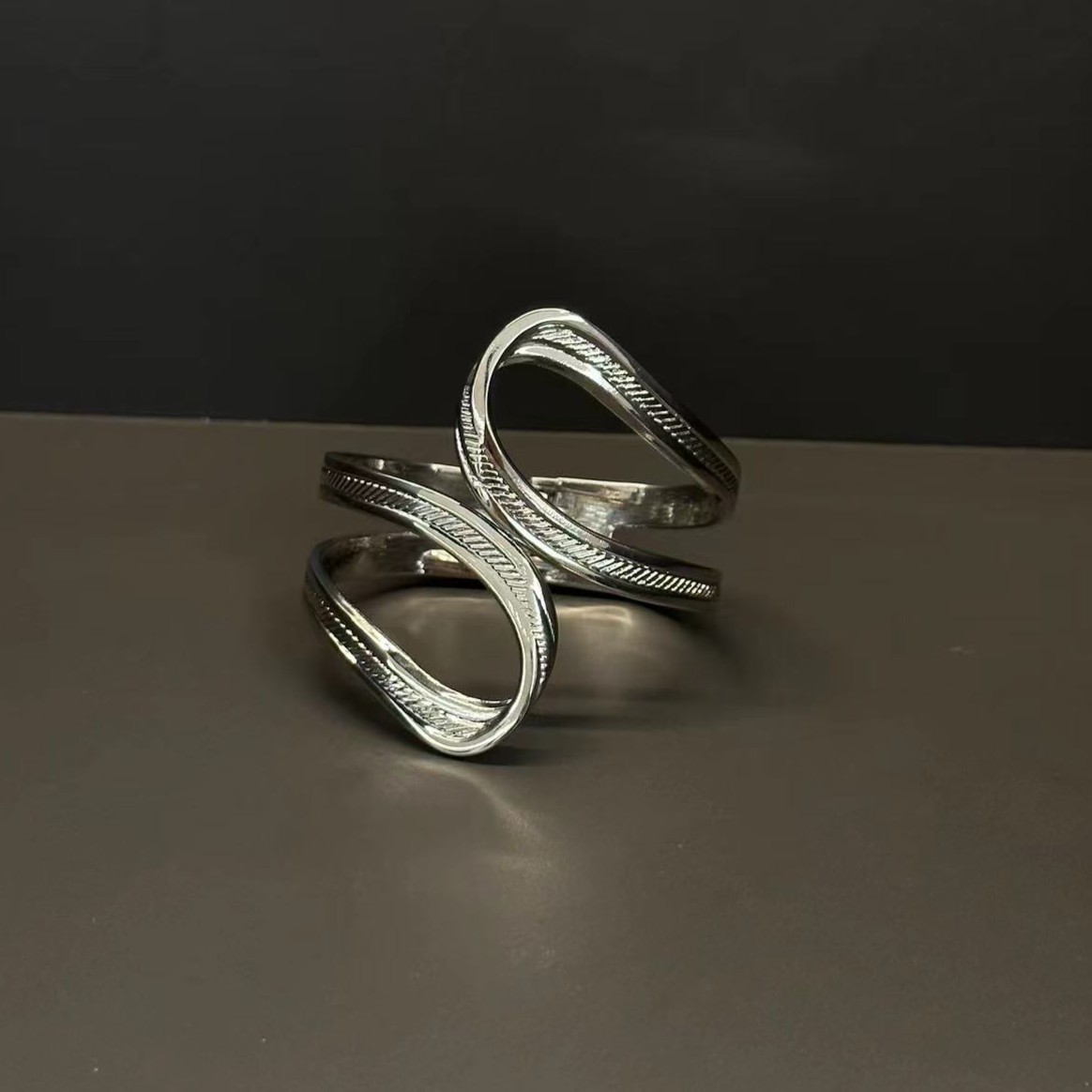 铜合金手镯 设计师款 高级极简风螺旋镂空开口手镯A187