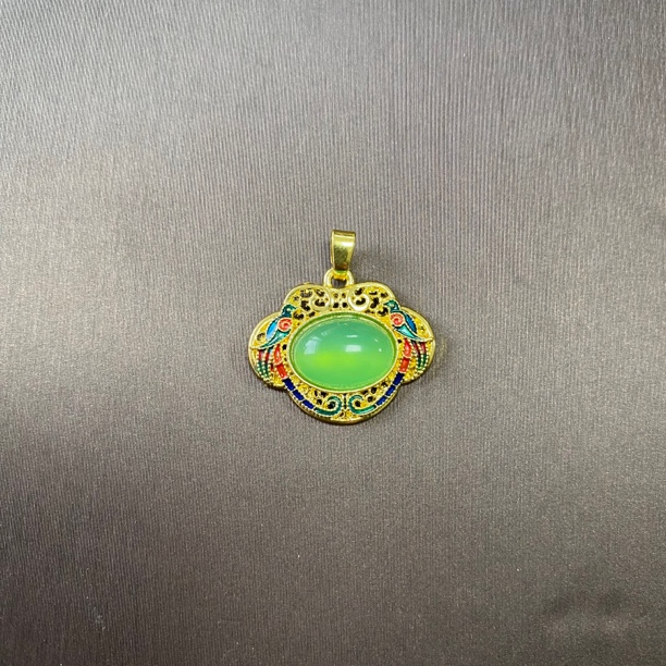 绿玛瑙景泰蓝如意锁吊坠
