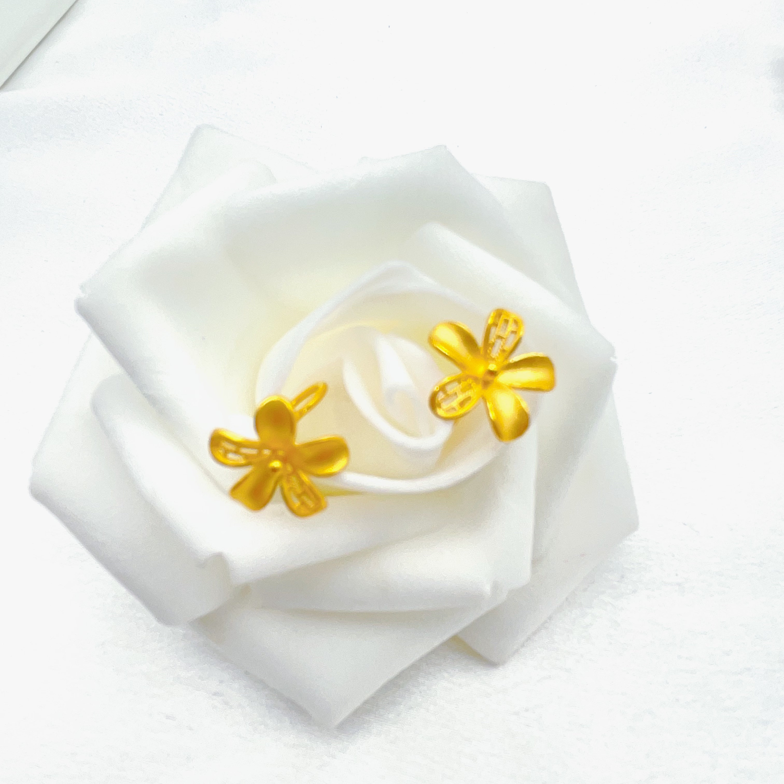 老庙 足金2 精工5G工艺 时尚简约 花朵弯钩耳钉 2.93克