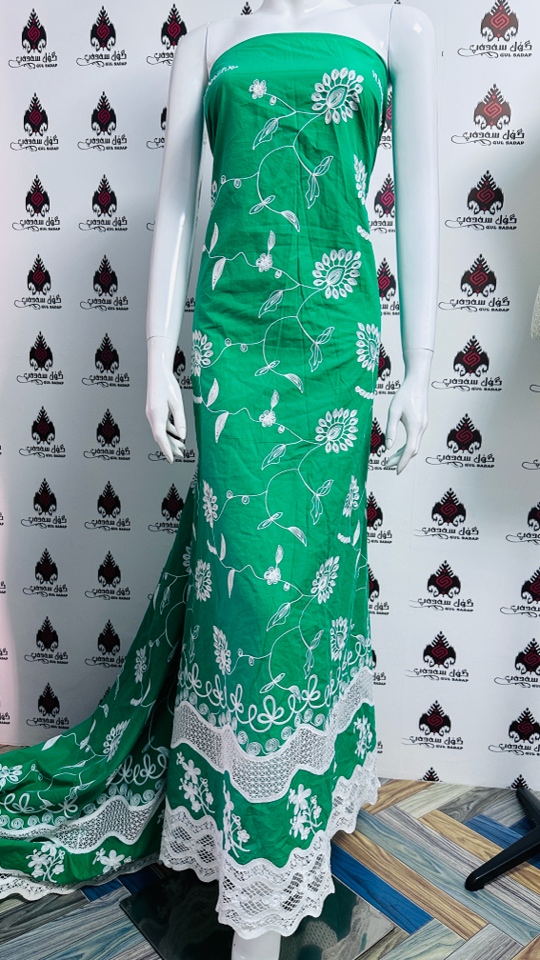 面料是纯棉的绣花裙畜