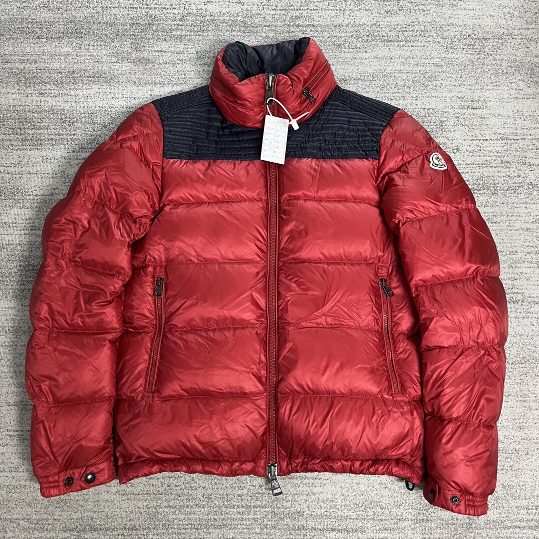 【moncler】蒙口 红蓝拼接羽绒服 2码 成色非常新 有个小瑕疵如图4 