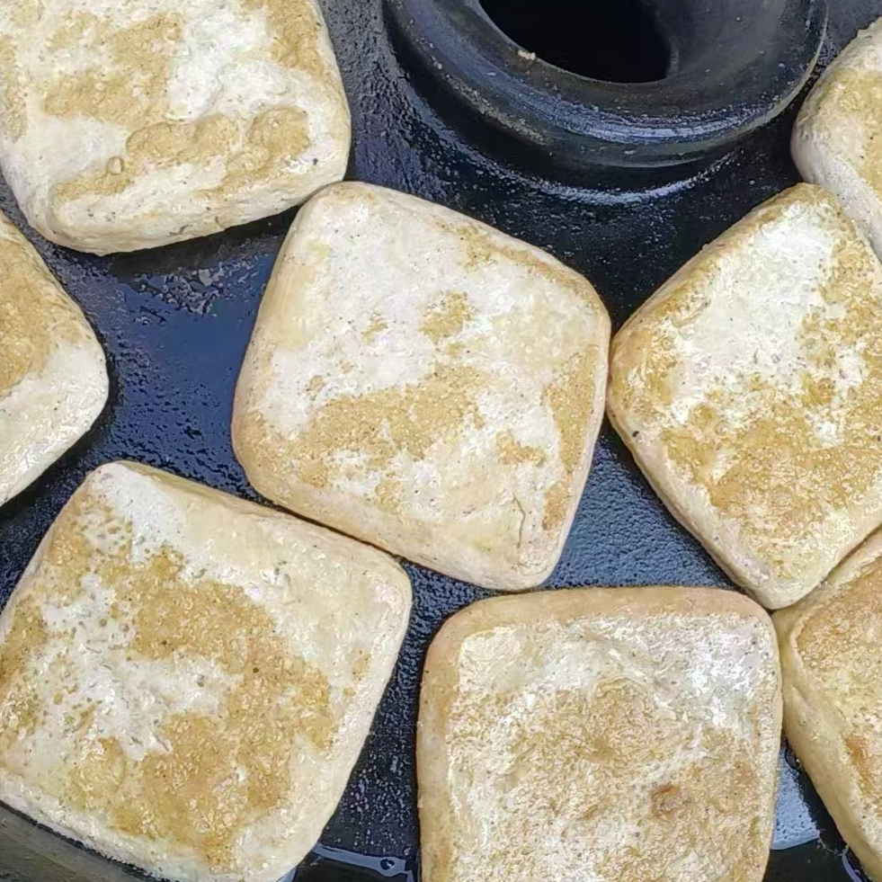 镇雄臭豆腐送辣椒面云南特色烙烤豆腐箱子街手工豆腐外焦里嫩批发