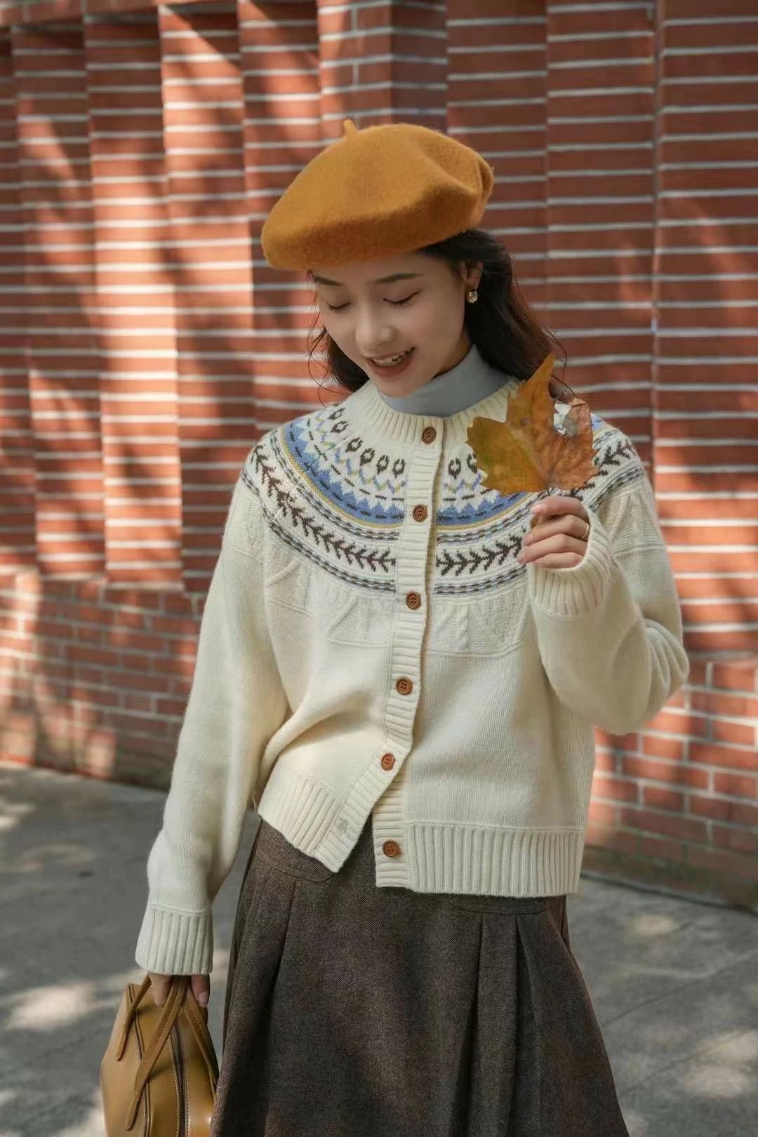 2024年新款复古针织网红短款时尚宽松圆领重工秋冬绣花羊毛衫