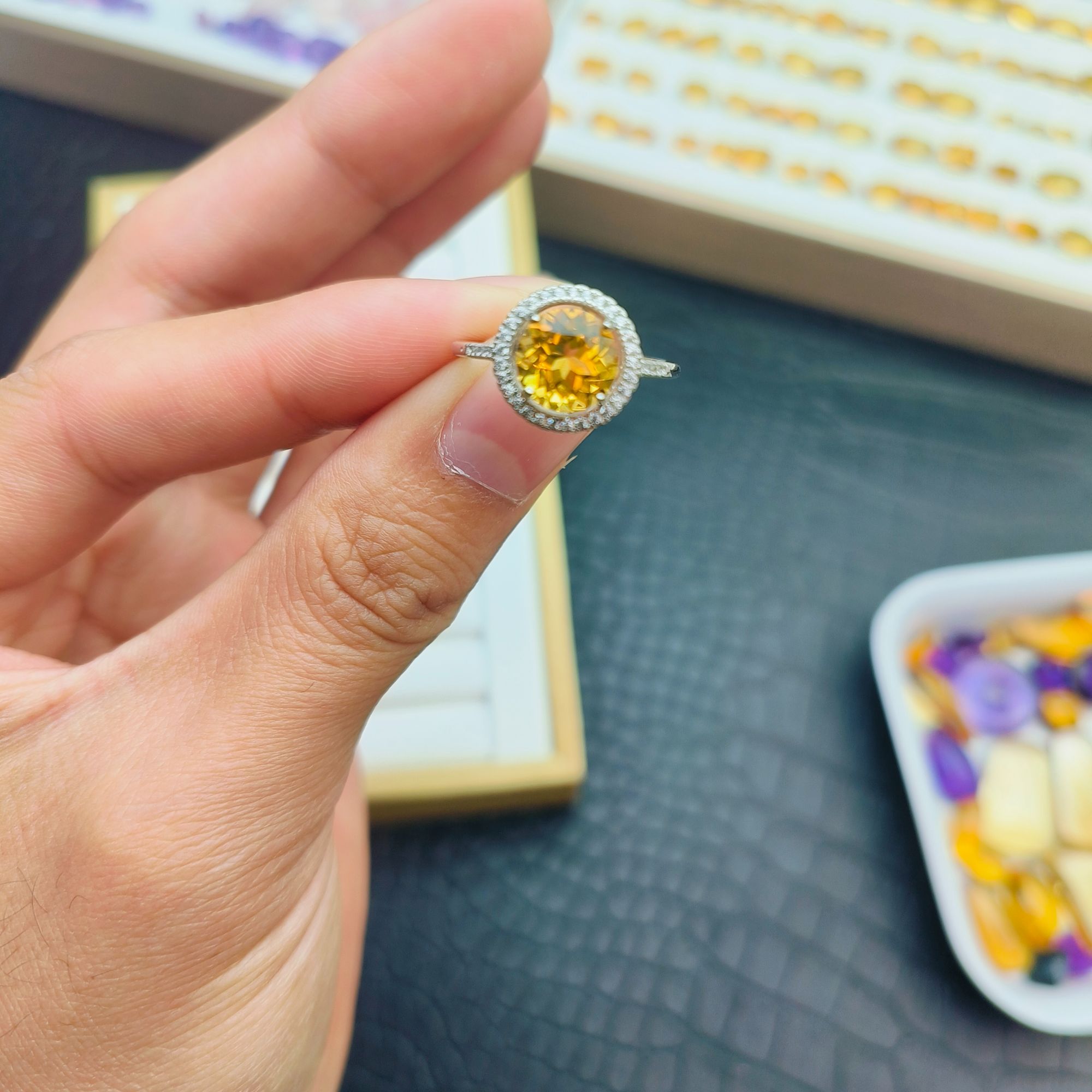 天然无优化黄水晶戒指暴力黄 2.1 ct 款式看最后一张图选款找客服