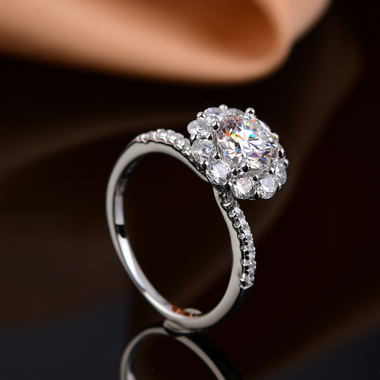   【带专柜礼盒】时尚百搭铃兰0.5ct女戒结婚